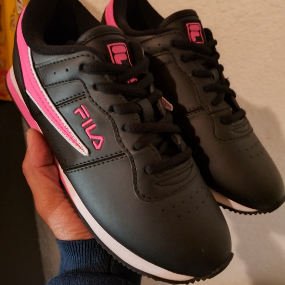 *SOLD* Fila Women's Trainers sz 6.5 - Picture 1 of 6